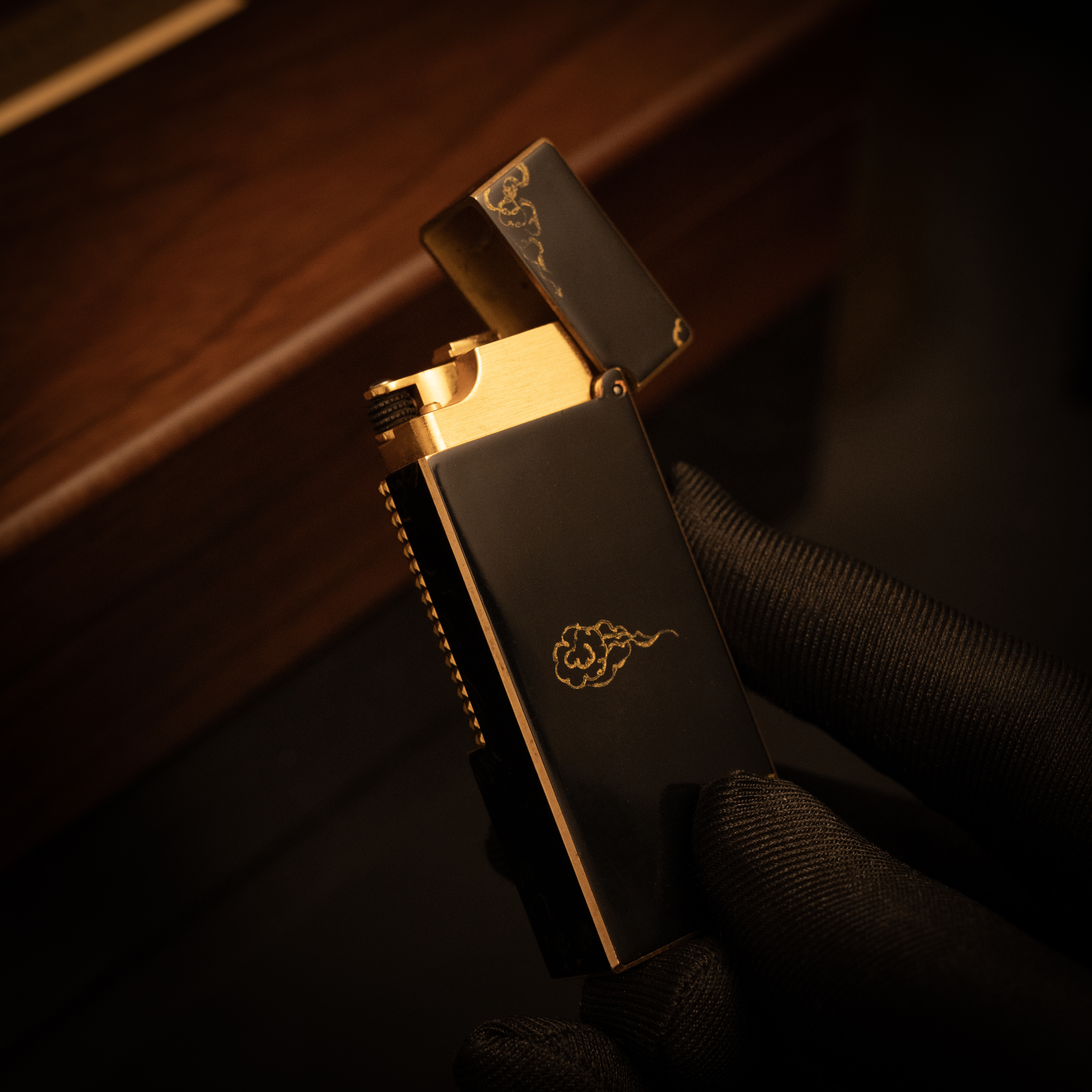 BUNCH "PRIVATE MOUSE" | Gold Relief Lacquer | Luxury Lighter