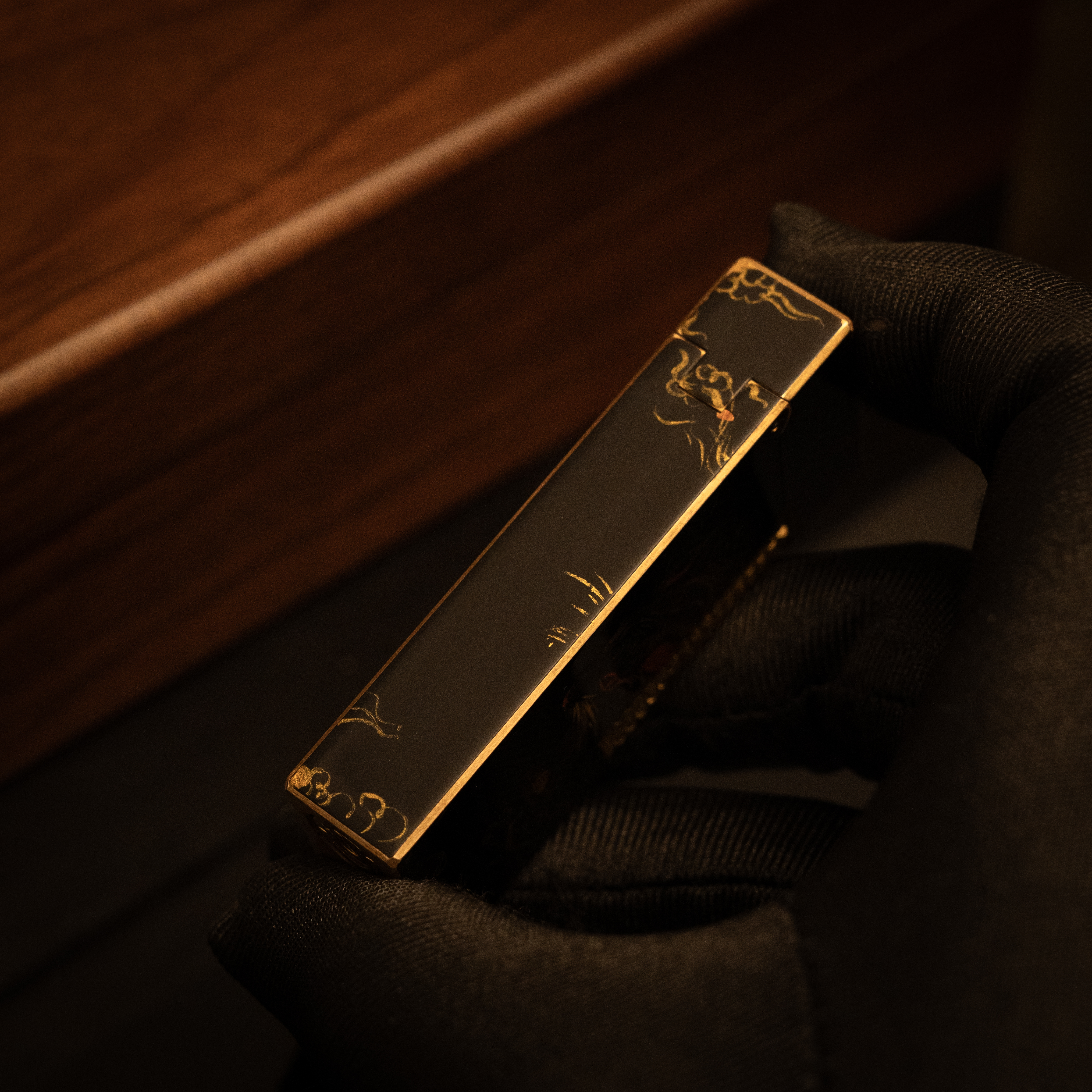 BUNCH "PRIVATE MOUSE" | Gold Relief Lacquer | Luxury Lighter
