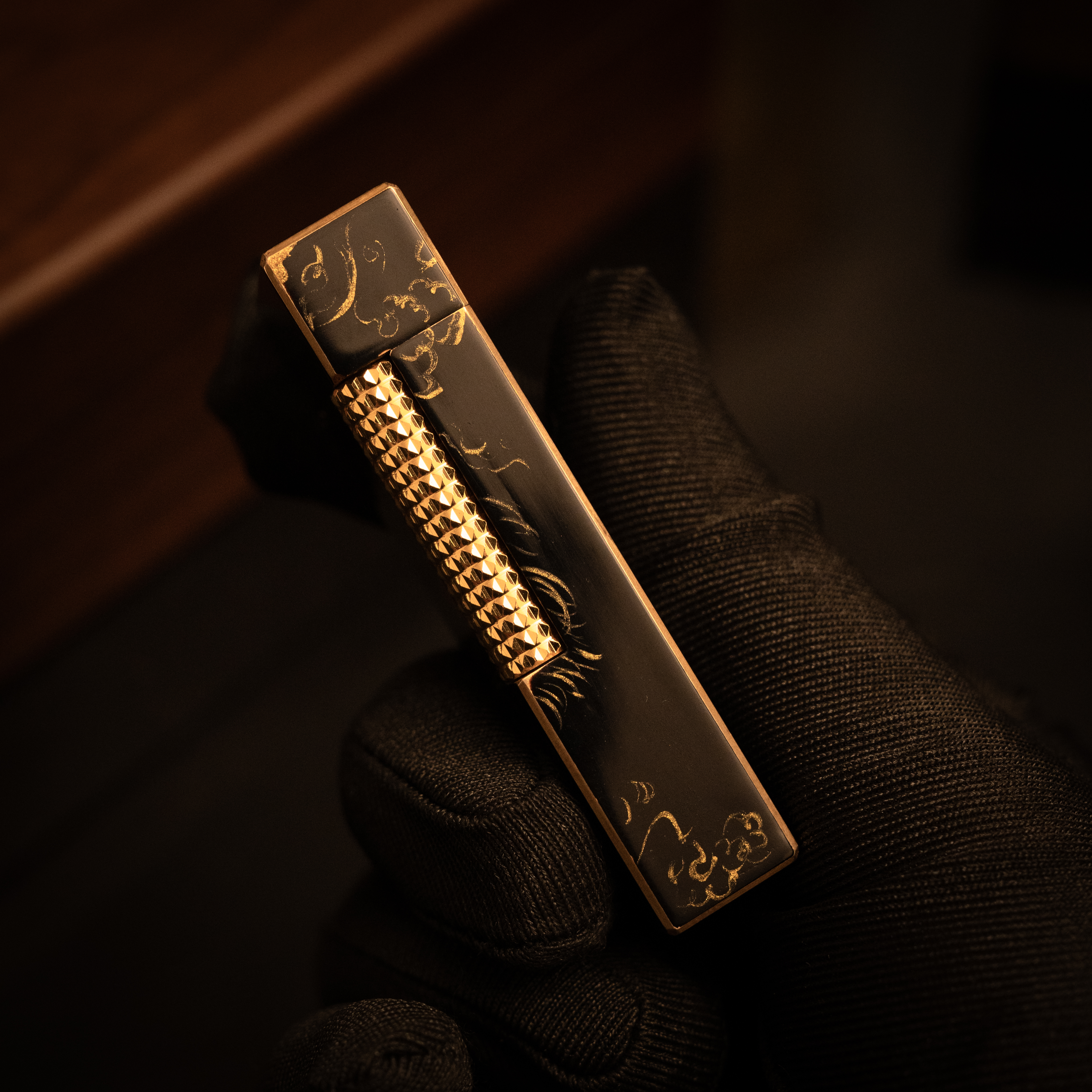 BUNCH "PRIVATE MOUSE" | Gold Relief Lacquer | Luxury Lighter