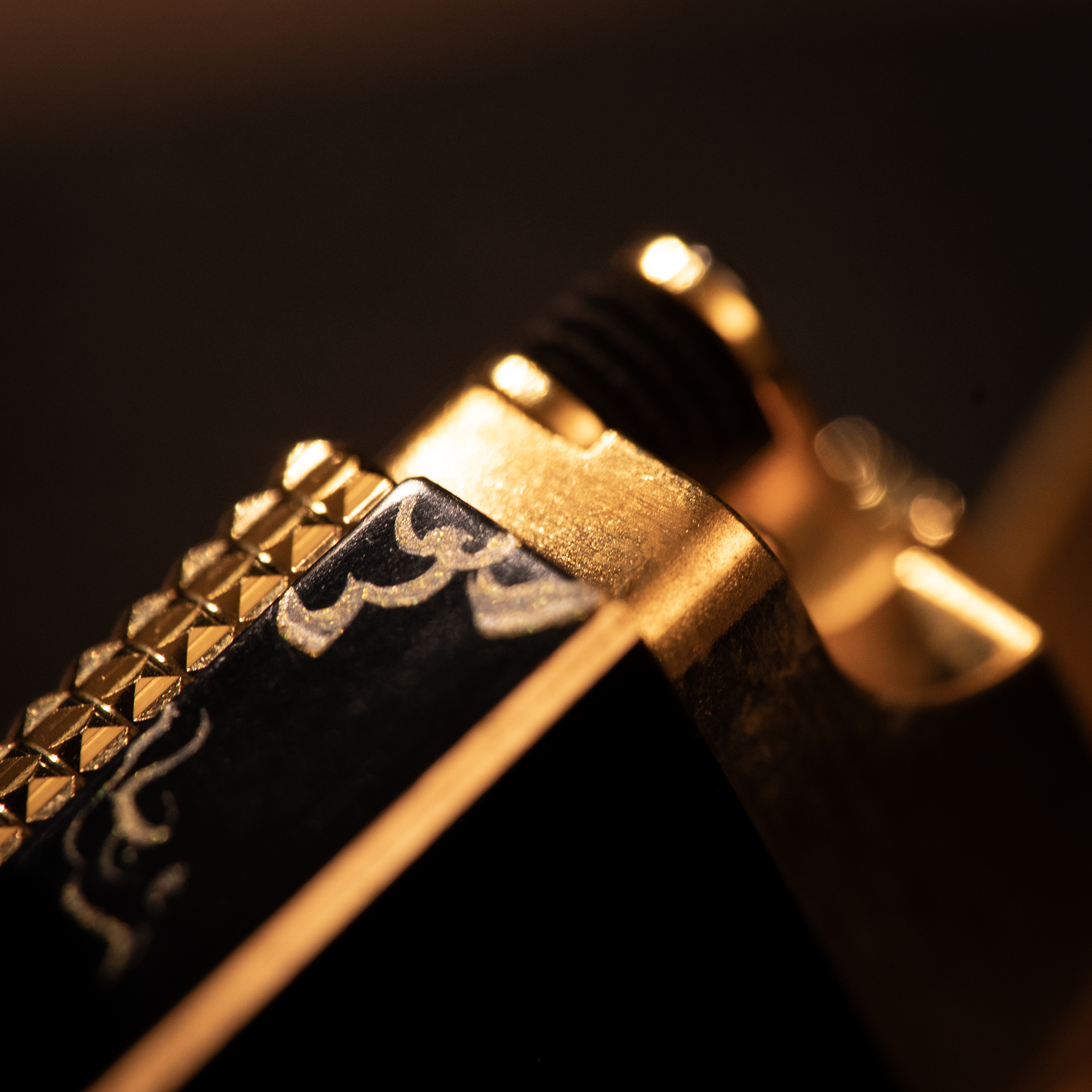 BUNCH "PRIVATE MOUSE" | Gold Relief Lacquer | Luxury Lighter