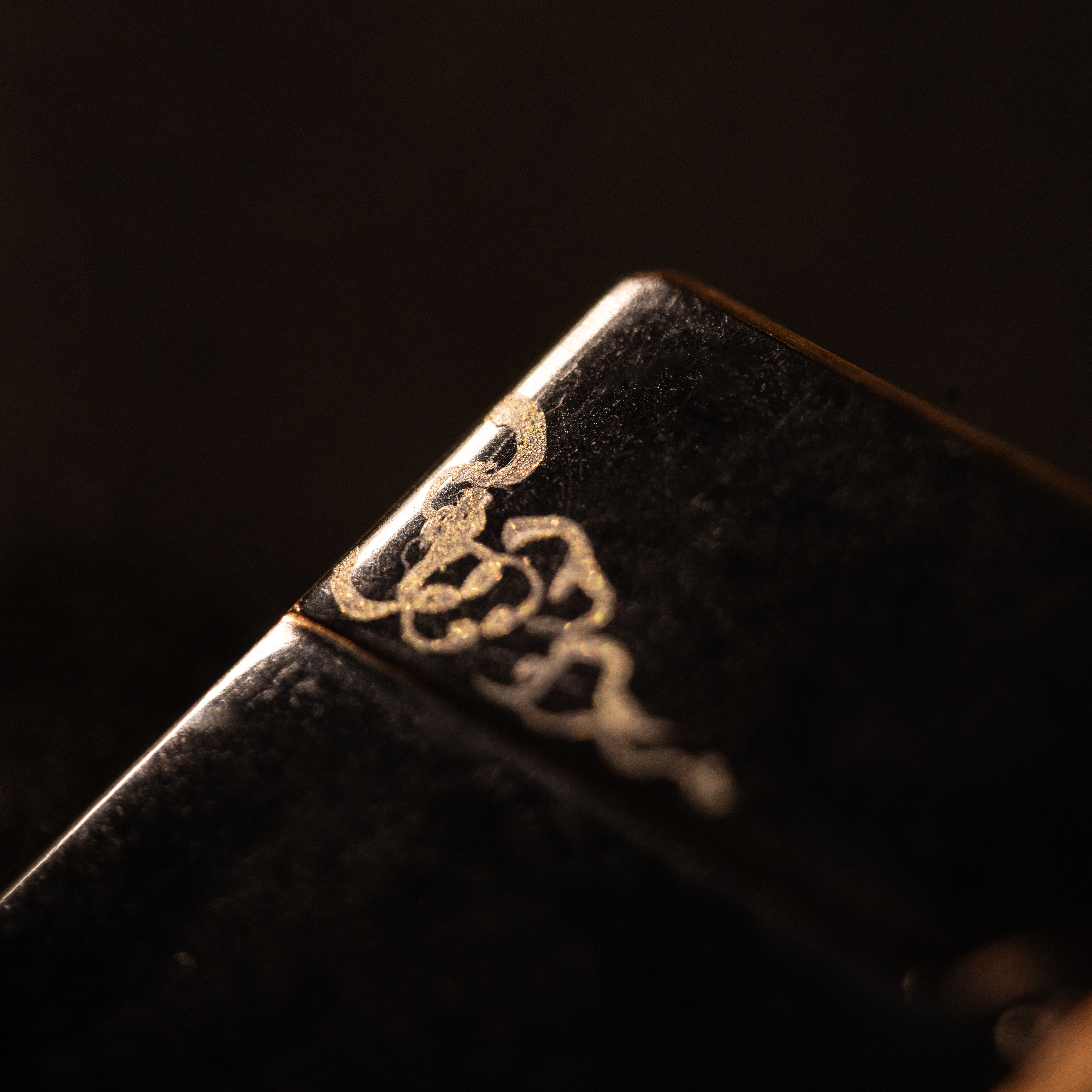 BUNCH "PRIVATE MOUSE" | Gold Relief Lacquer | Luxury Lighter