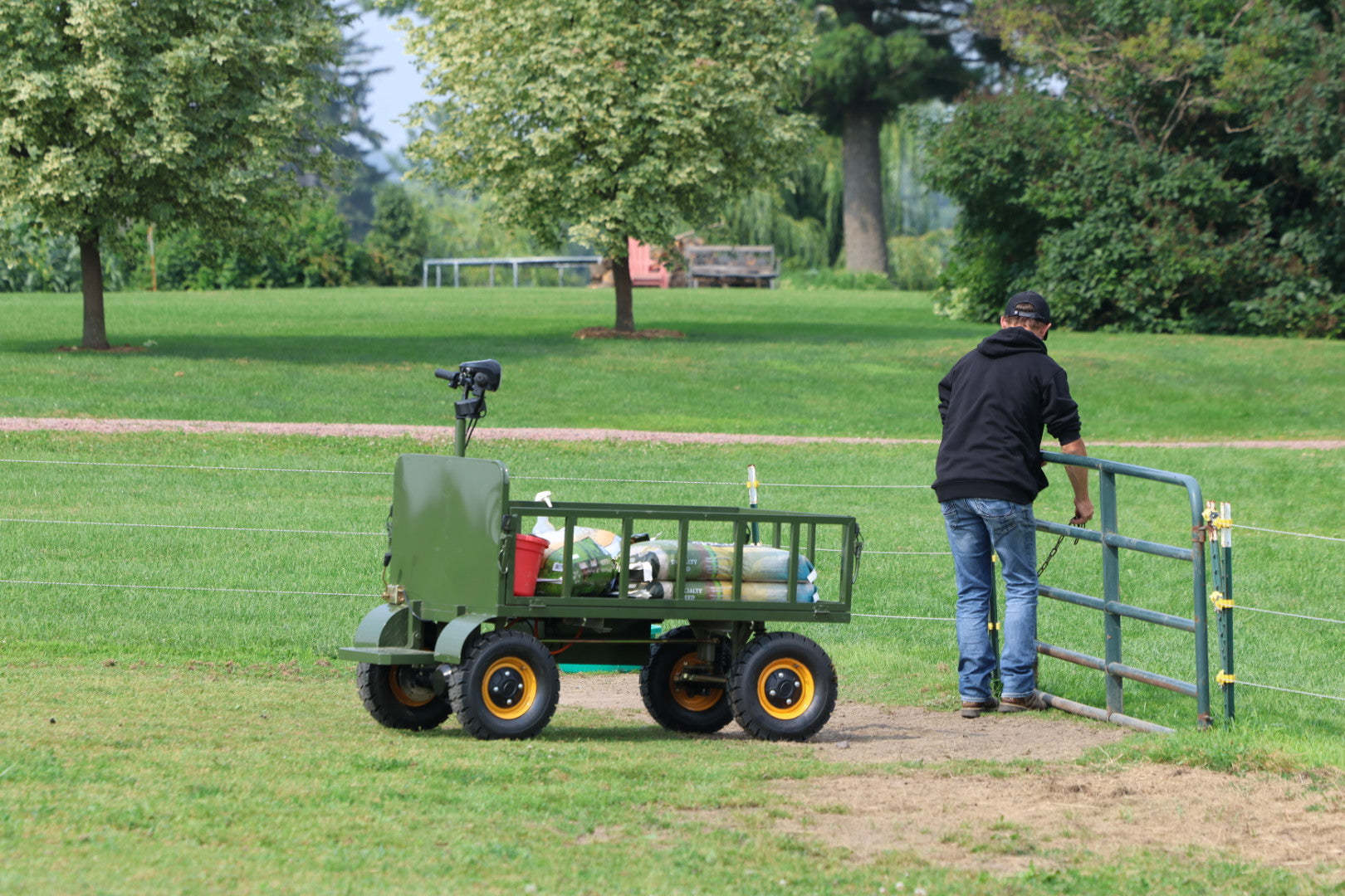 Four-wheel disc brake electric flatbed cargo transport trolley