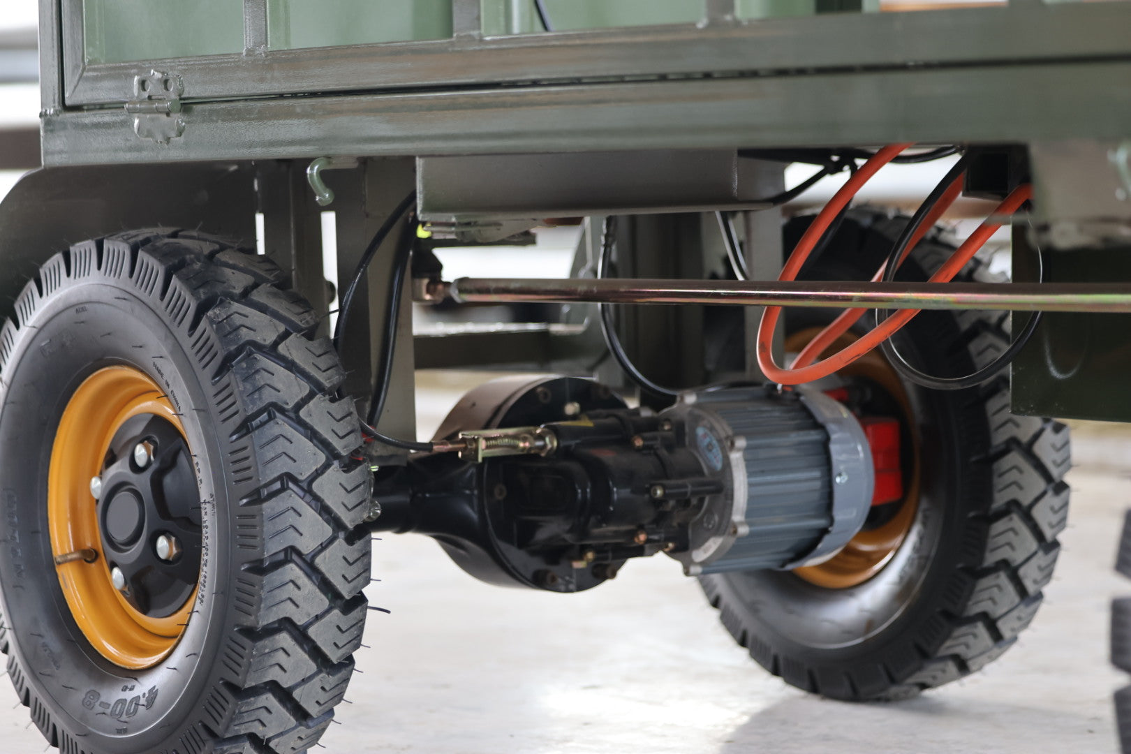 Four-wheel disc brake electric flatbed cargo transport trolley