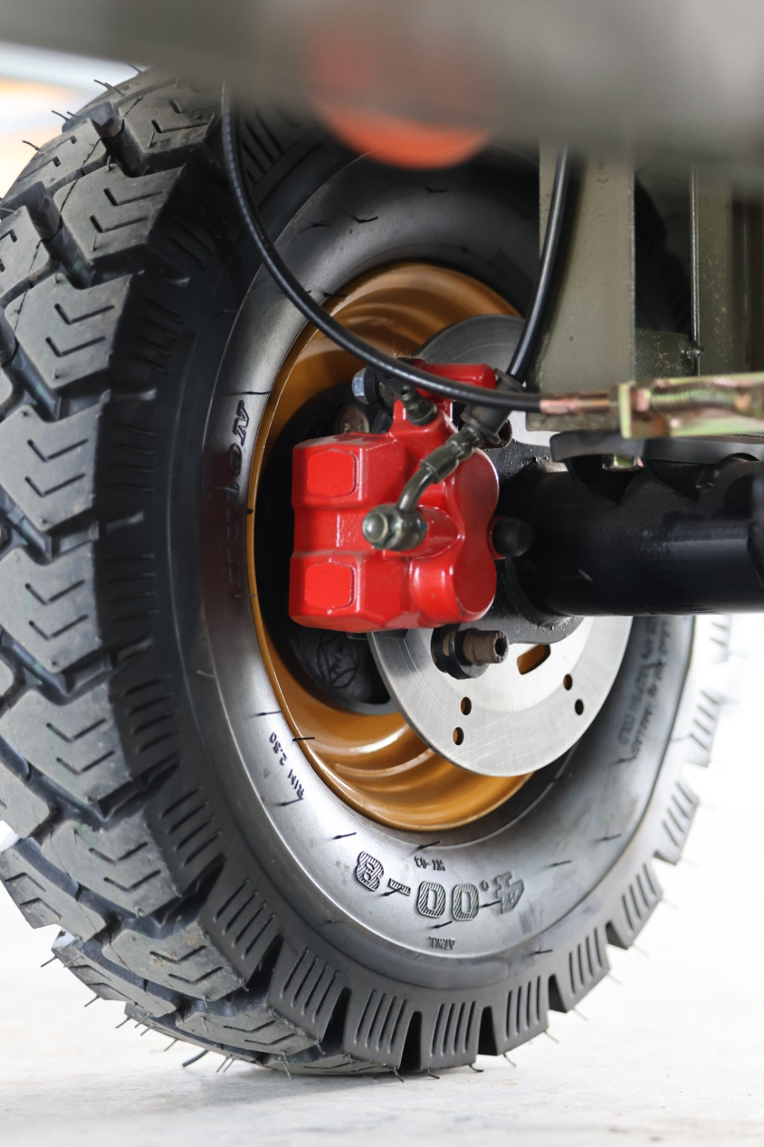 Four-wheel disc brake electric flatbed cargo transport trolley