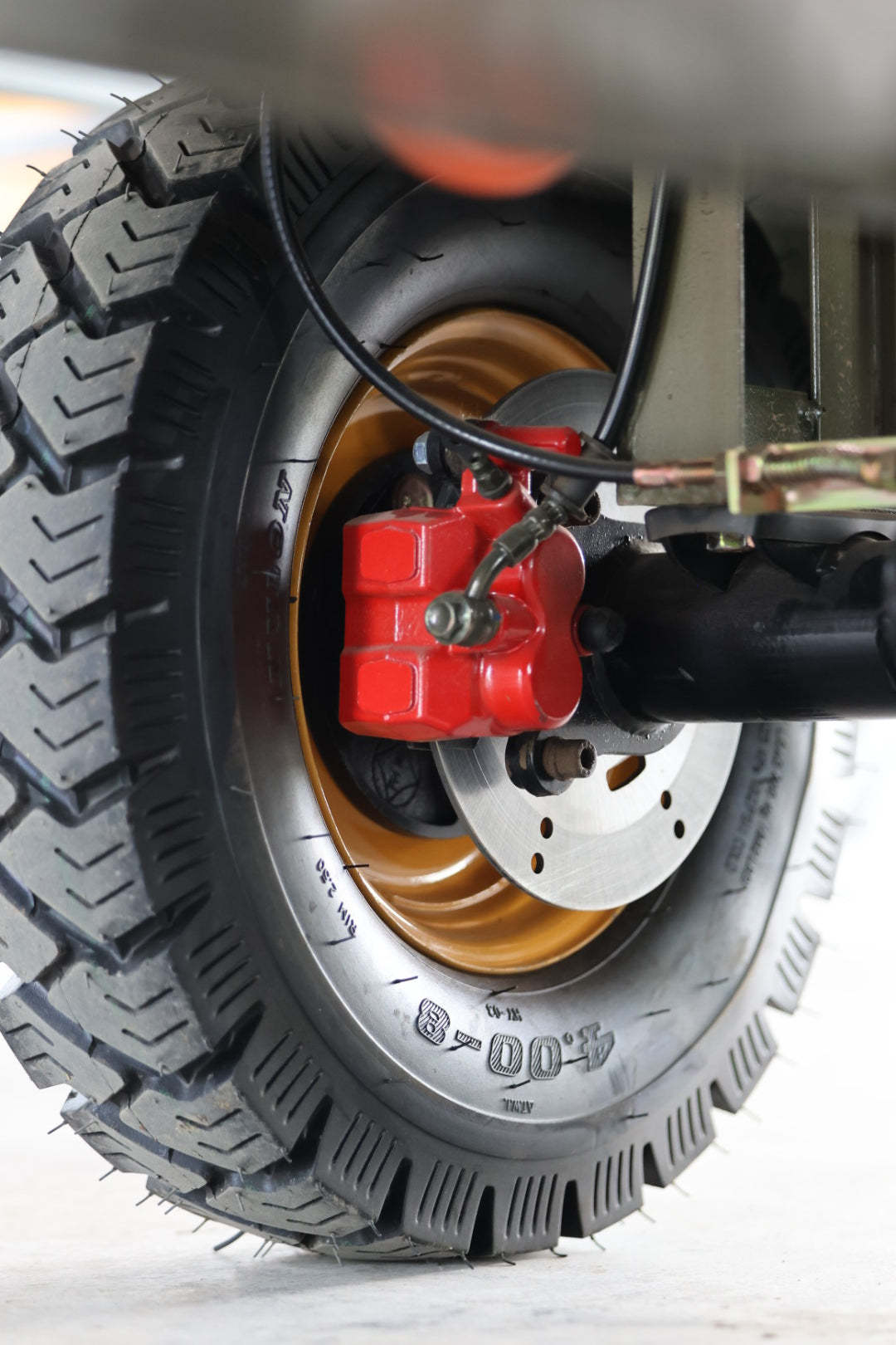 Four-wheel disc brake electric flatbed cargo transport trolley