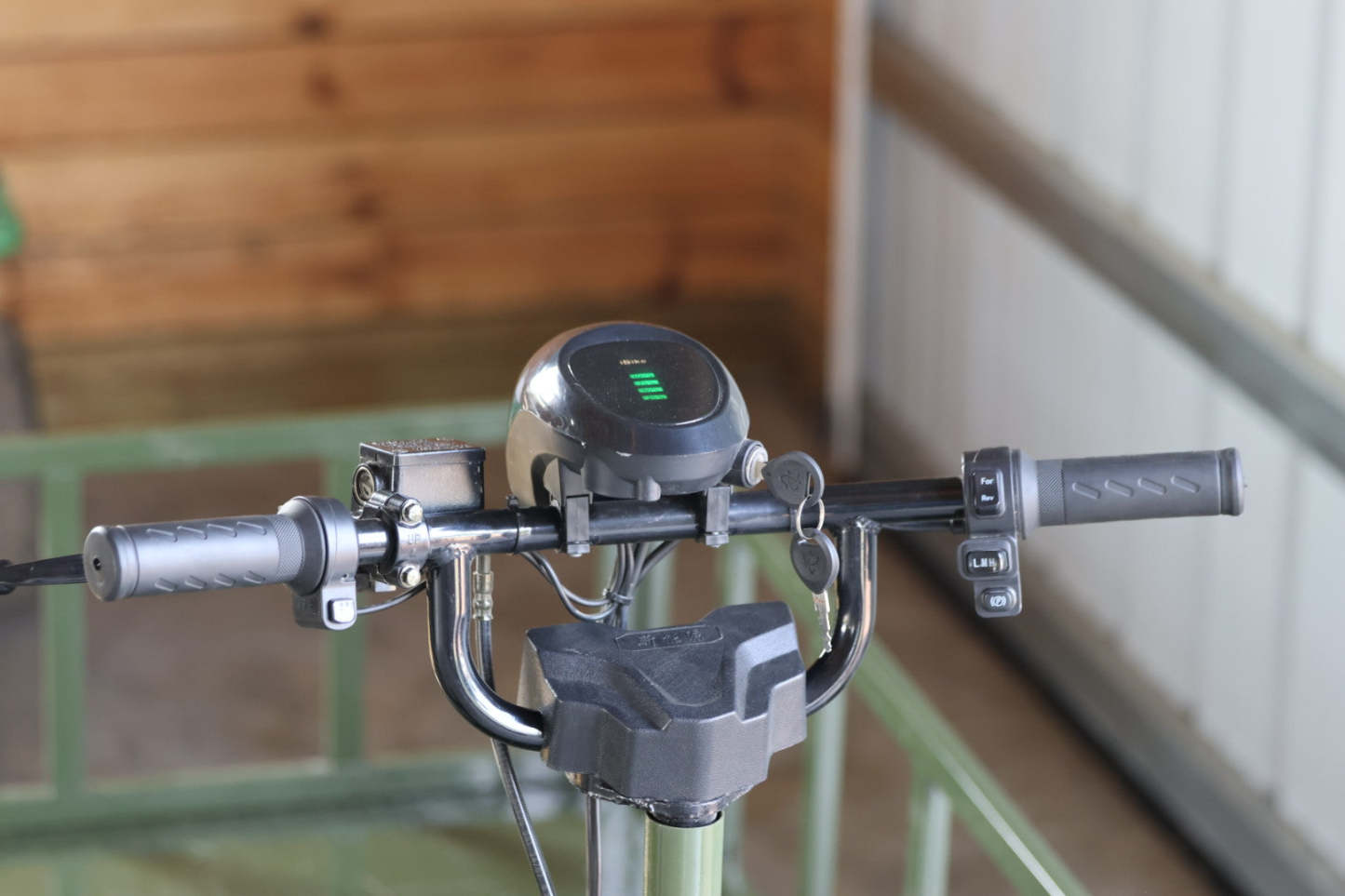 Four-wheel disc brake electric flatbed cargo transport trolley