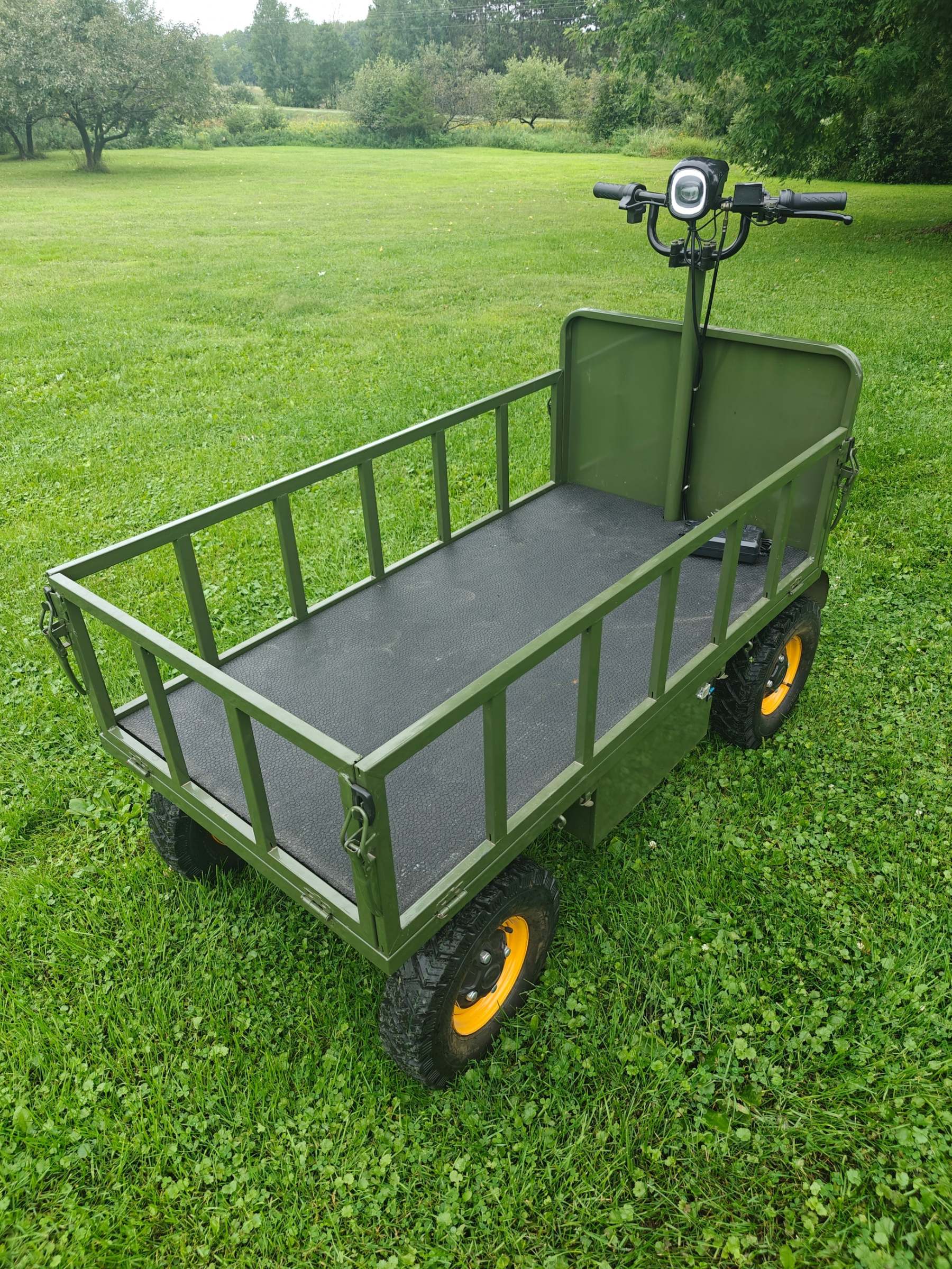 Four-wheel disc brake electric flatbed cargo transport trolley