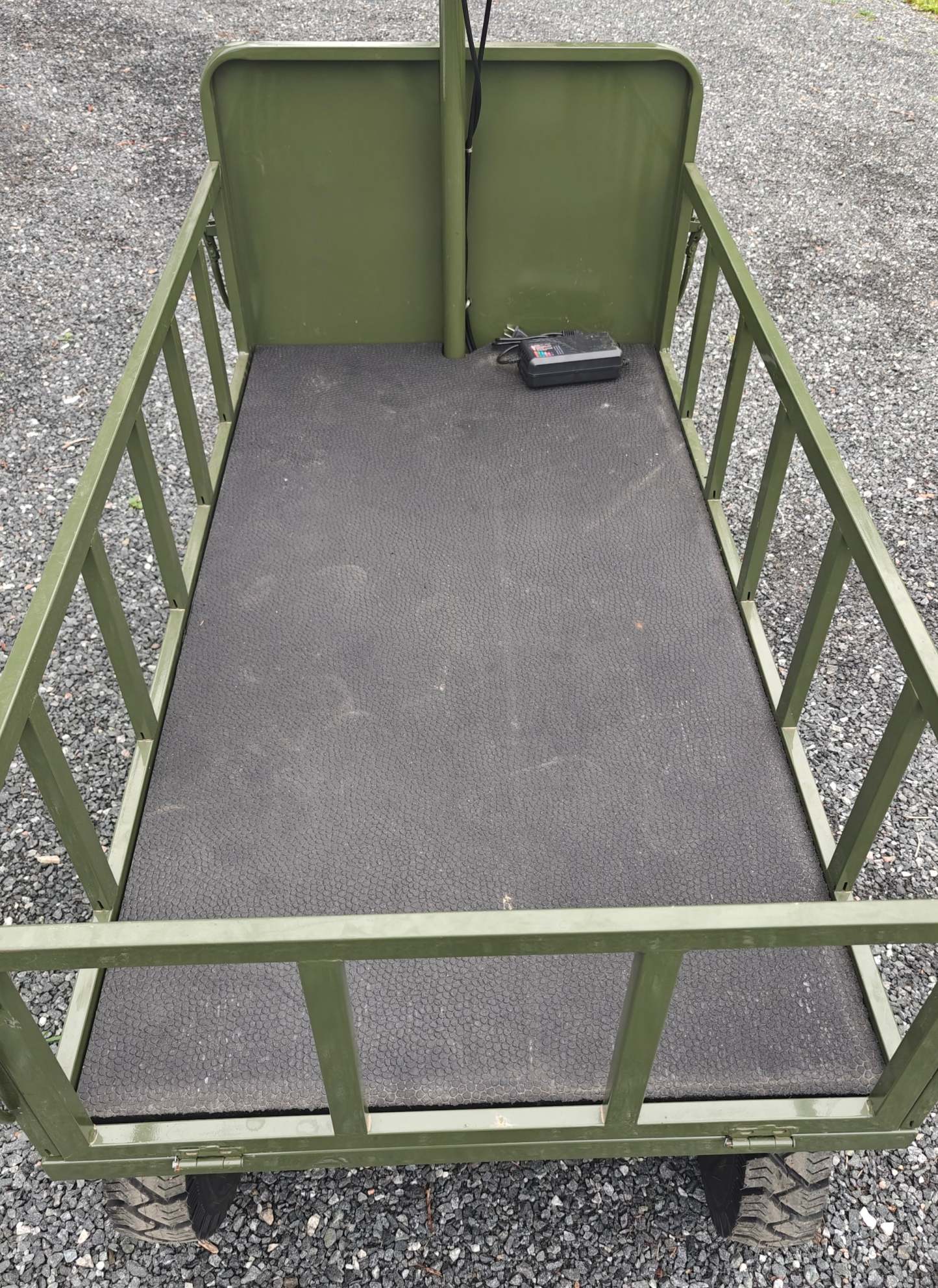 Four-wheel disc brake electric flatbed cargo transport trolley