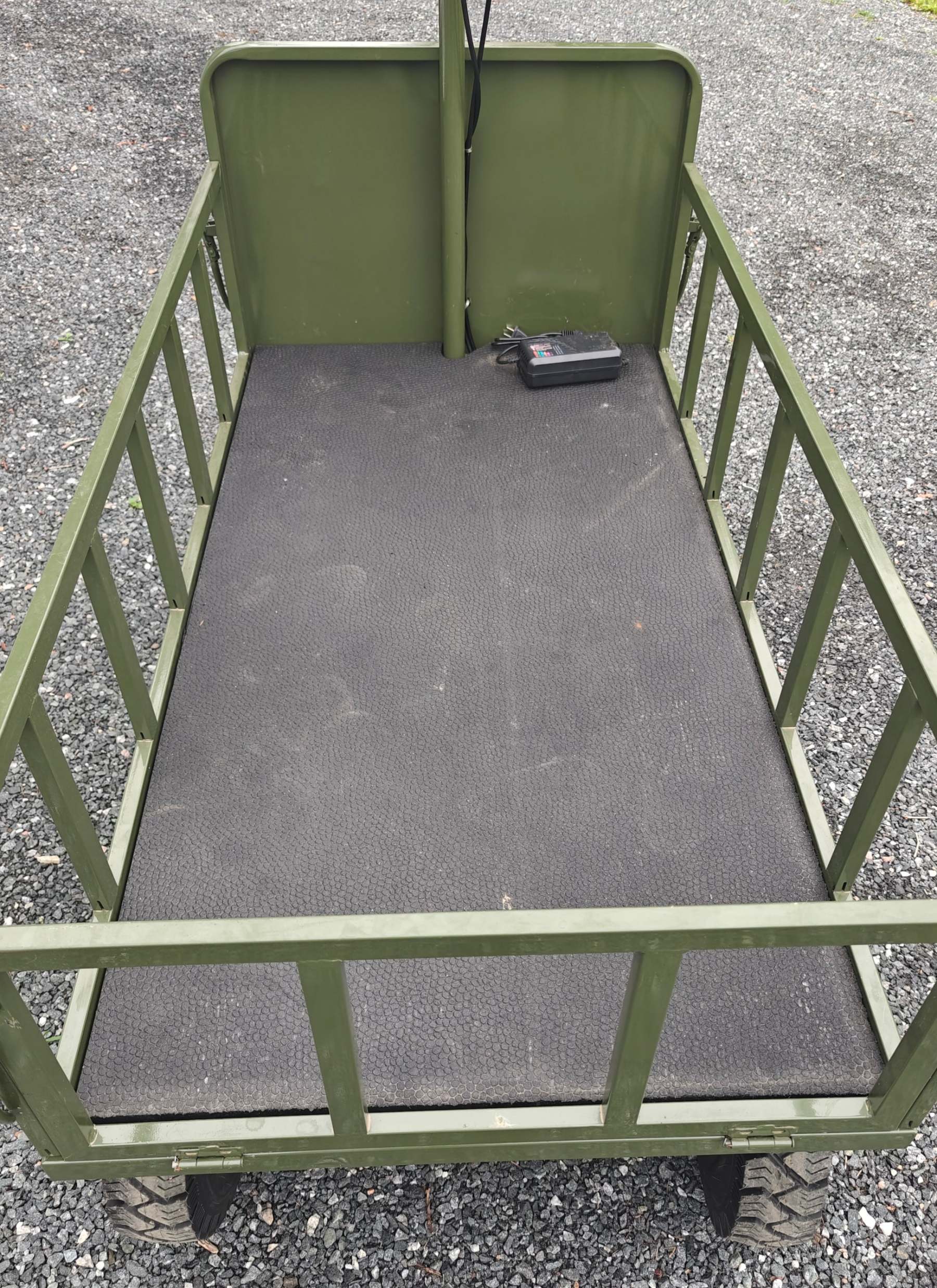 Four-wheel disc brake electric flatbed cargo transport trolley