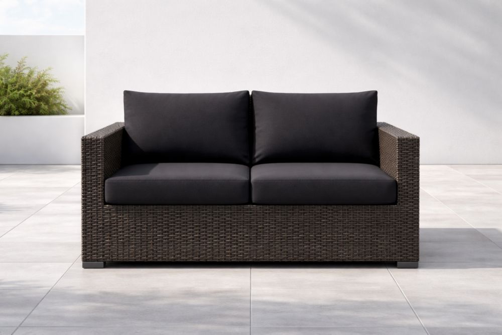 Divano due posti in rattan sintetico marrone con cuscini in poliestere neri