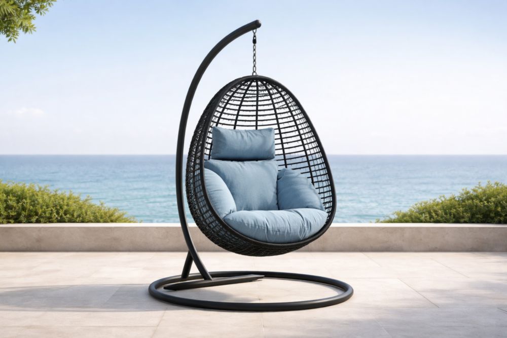 Poltrona sospesa in rattan sintetico con cuscino blu