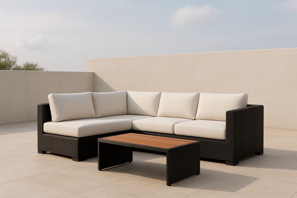 Set Divano Angolare in Rattan Nero con Cuscini Bianchi Tavolo in Legno