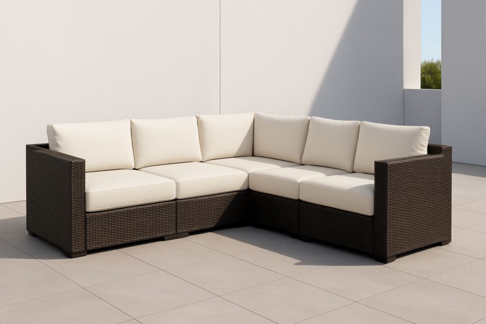 Divano modulare da esterno in rattan con cuscini crema