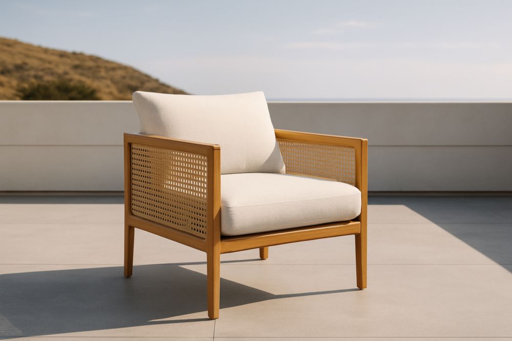 Poltrona in Teak e Rattan con Cuscini in Tessuto Crema per Esterni