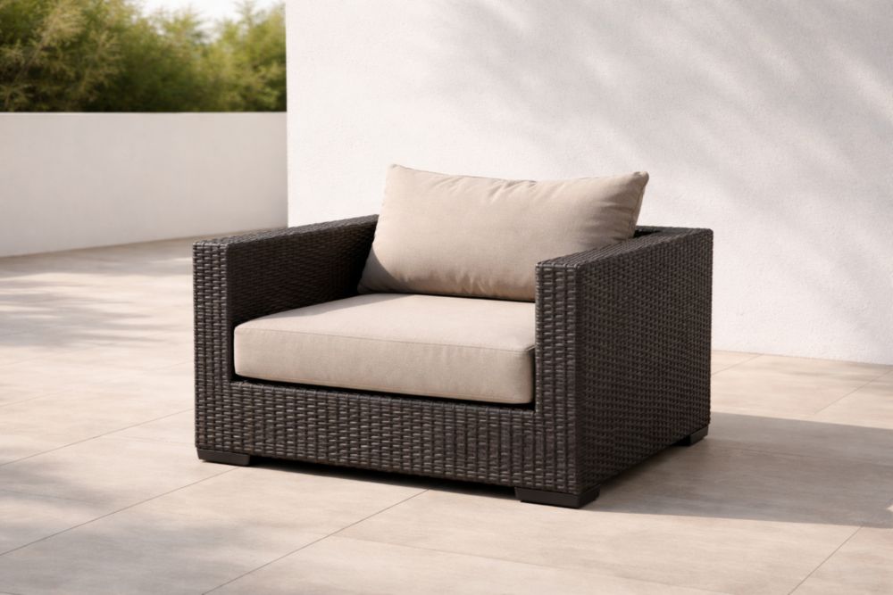 Poltrona in Rattan Sintetico Marrone con Cuscini Beige 90x85x70 cm