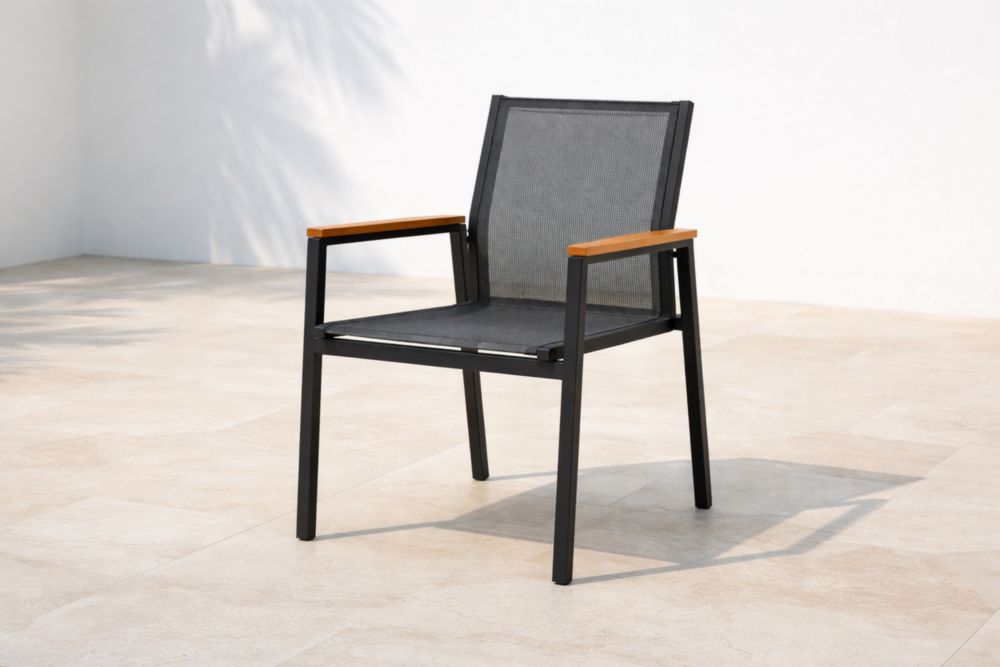 Sedia da Esterno in Alluminio e Textilene Nero con Braccioli in Legno