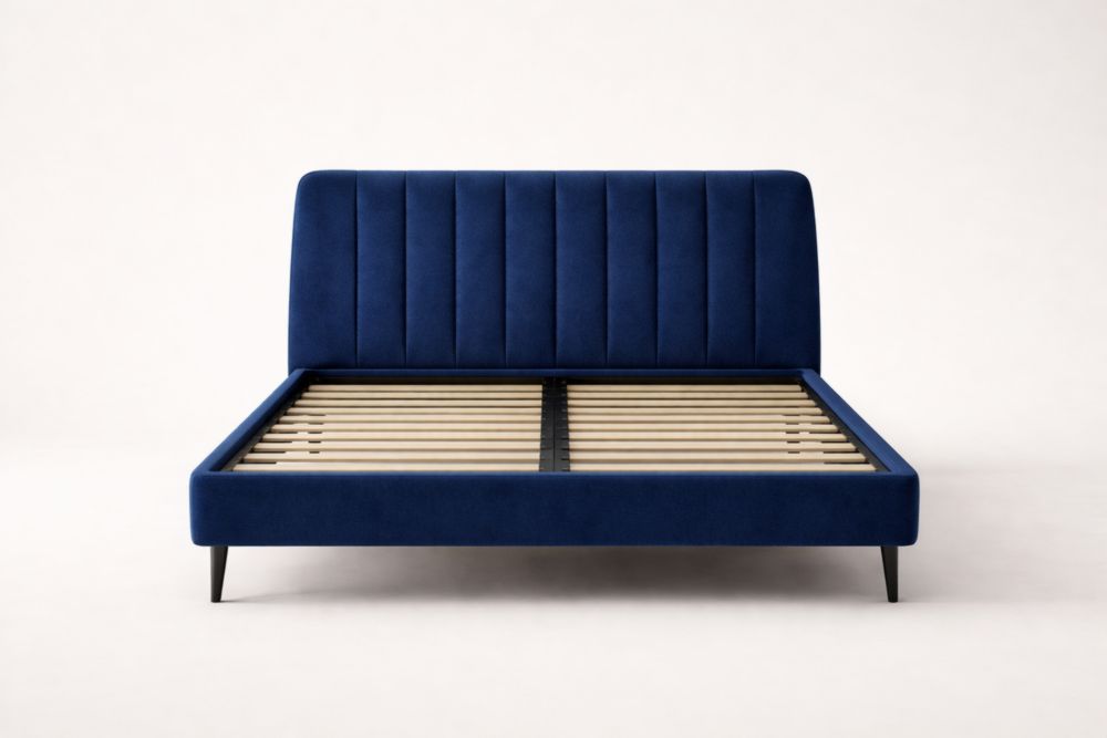 Letto in velluto blu con struttura in legno