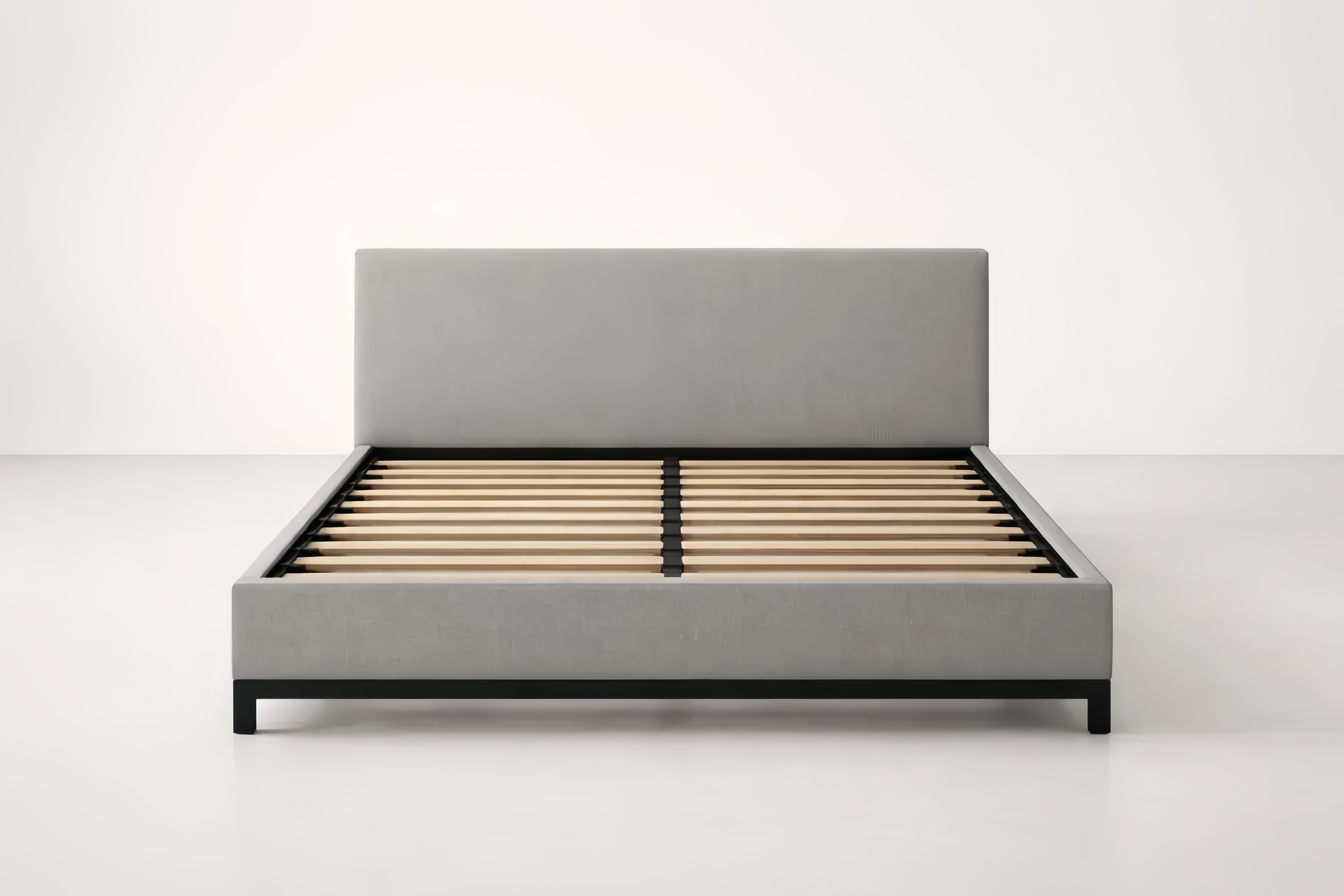 Letto matrimoniale imbottito in legno e tessuto grigio