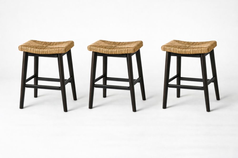 Set di 3 sgabelli in legno nero con seduta in fibra naturale intrecciata