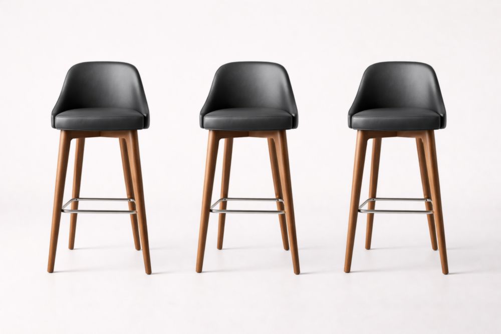 Set di 3 sgabelli in legno con seduta in pelle sintetica nera