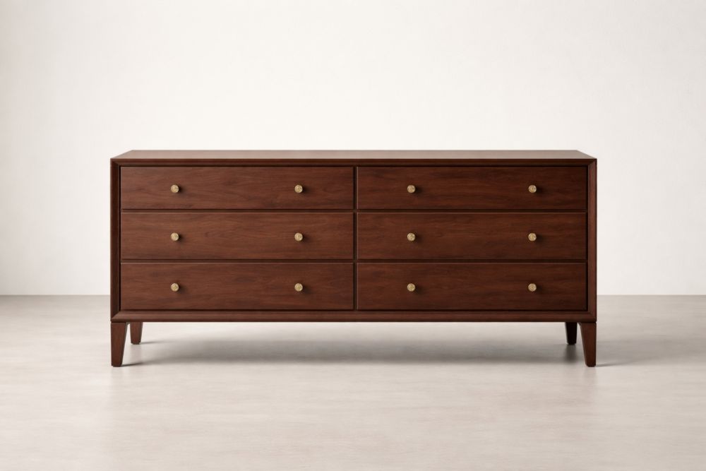 Commode en bois avec tiroirs et poignées en laiton