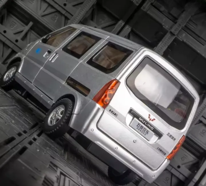 1:18 scale die-cast SAIC-GM-Wuling Glory All-Wheel Drive MPV Van alloy simulation model car for collectors, toys, and gifts for car enthusiasts.