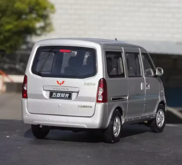 1:18 scale die-cast SAIC-GM-Wuling Glory All-Wheel Drive MPV Van alloy simulation model car for collectors, toys, and gifts for car enthusiasts.
