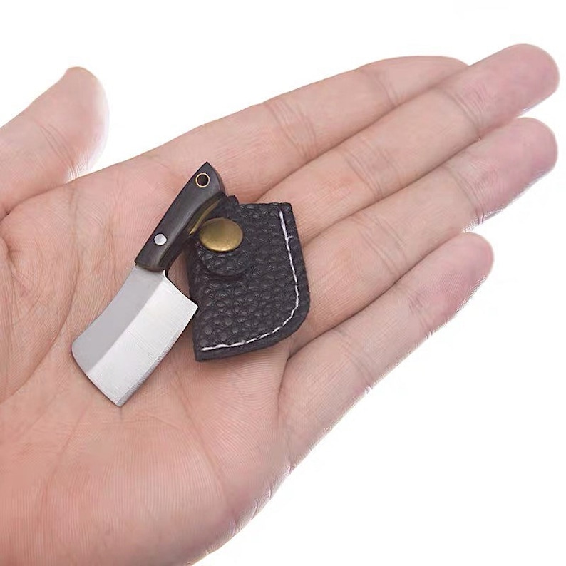  Miniature Stainless Steel Butcher Knife (Length 5.6 cm) / Chef’s Knife (Length 6.8 cm) with Random Colour Sheath