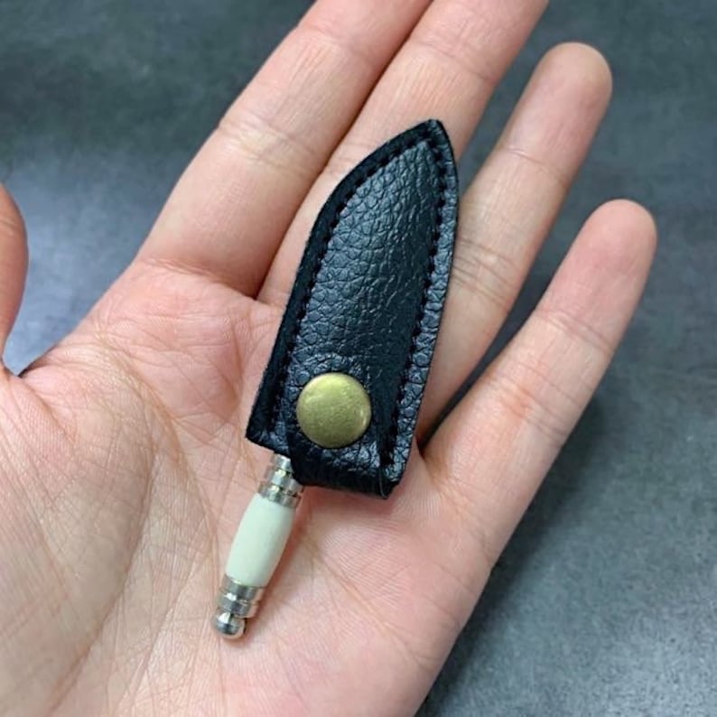  Miniature Stainless Steel Butcher Knife (Length 5.6 cm) / Chef’s Knife (Length 6.8 cm) with Random Colour Sheath