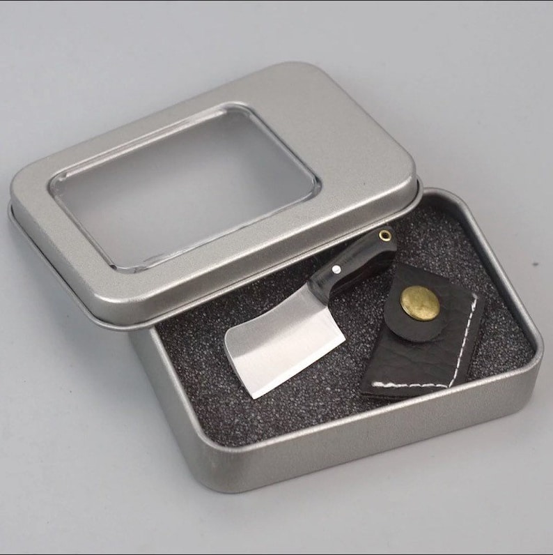  Miniature Stainless Steel Butcher Knife (Length 5.6 cm) / Chef’s Knife (Length 6.8 cm) with Random Colour Sheath