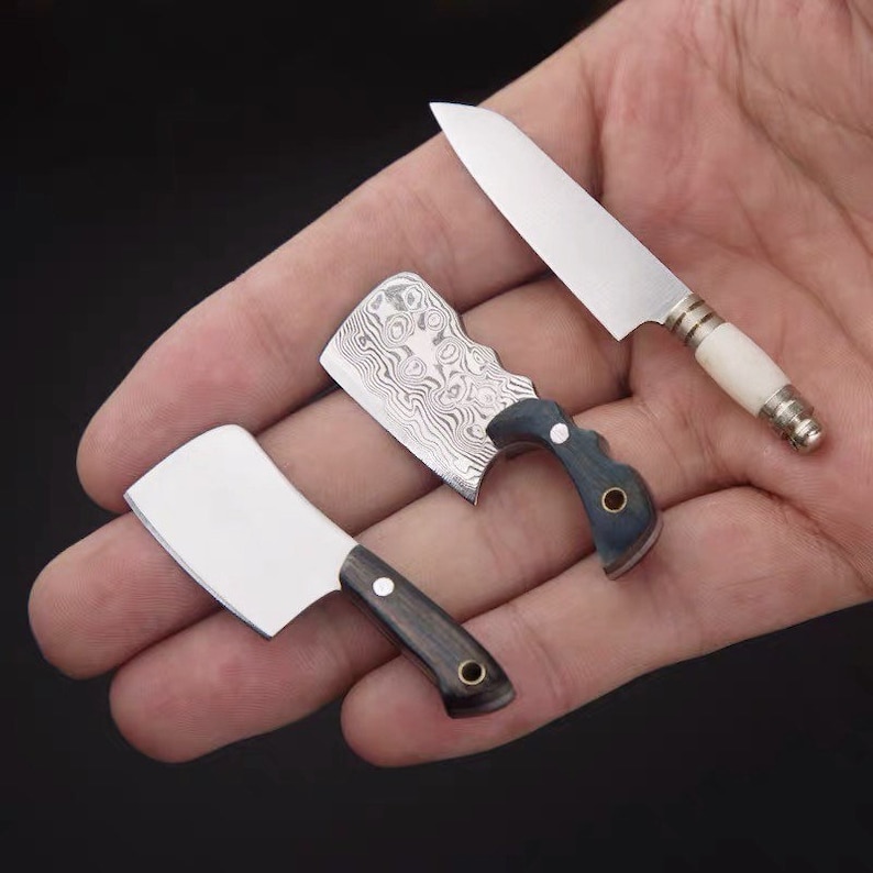  Miniature Stainless Steel Butcher Knife (Length 5.6 cm) / Chef’s Knife (Length 6.8 cm) with Random Colour Sheath