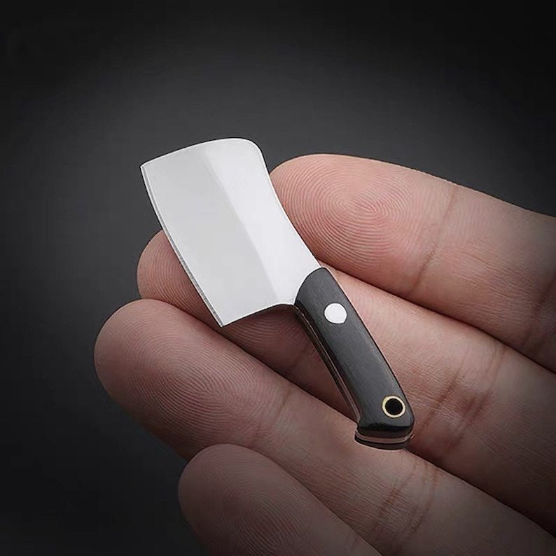  Miniature Stainless Steel Butcher Knife (Length 5.6 cm) / Chef’s Knife (Length 6.8 cm) with Random Colour Sheath