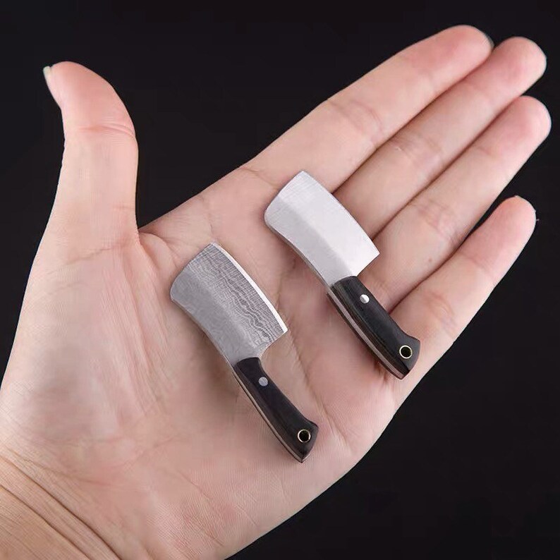  Miniature Stainless Steel Butcher Knife (Length 5.6 cm) / Chef’s Knife (Length 6.8 cm) with Random Colour Sheath