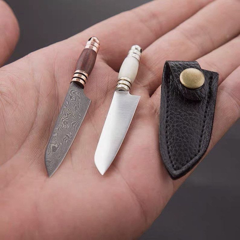  Miniature Stainless Steel Butcher Knife (Length 5.6 cm) / Chef’s Knife (Length 6.8 cm) with Random Colour Sheath