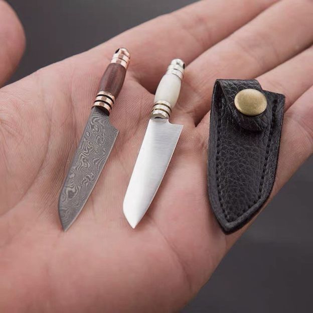  Miniature Stainless Steel Butcher Knife (Length 5.6 cm) / Chef’s Knife (Length 6.8 cm) with Random Colour Sheath