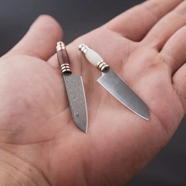  Miniature Stainless Steel Butcher Knife (Length 5.6 cm) / Chef’s Knife (Length 6.8 cm) with Random Colour Sheath