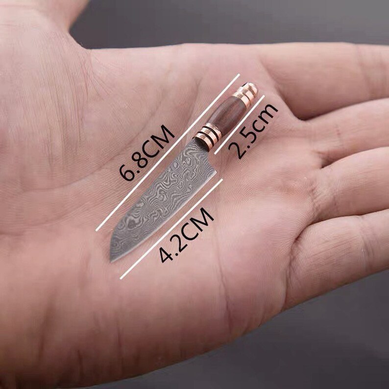  Miniature Stainless Steel Butcher Knife (Length 5.6 cm) / Chef’s Knife (Length 6.8 cm) with Random Colour Sheath