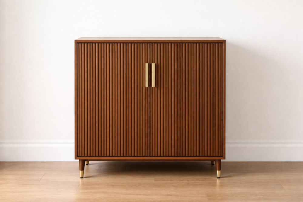 Buffet en bois d'acajou avec portes rainurées et poignées dorées