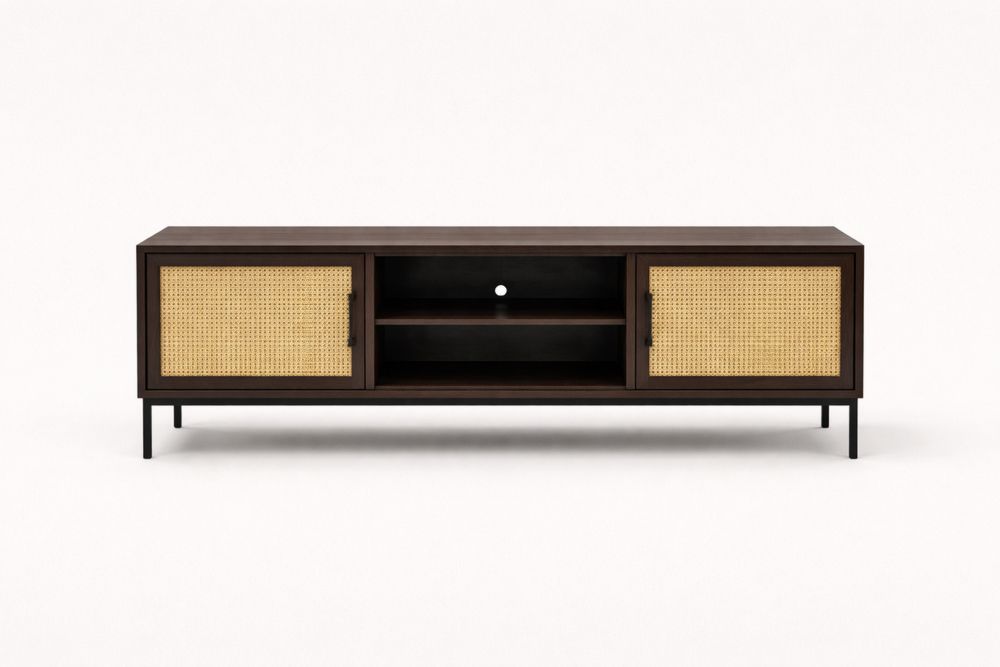 Meuble TV bas 150×40×50 cm en chêne massif avec portes en rotin naturel, étagères centrales et passe-câbles