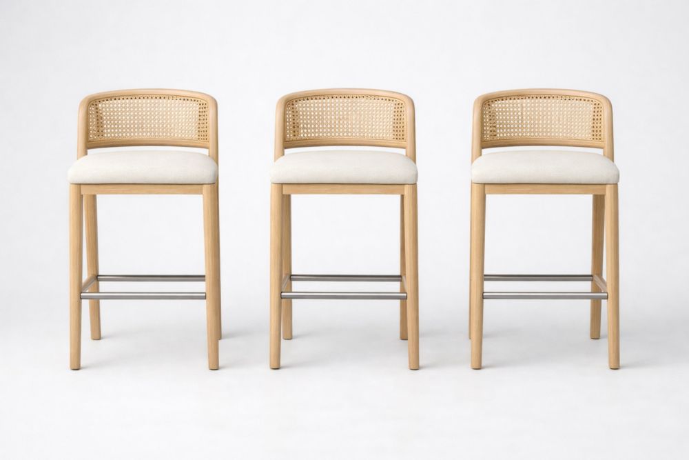 Set di sgabelli bar in legno massello con schienale in rattan e seduta imbottita in tessuto bianco-Nestelivo