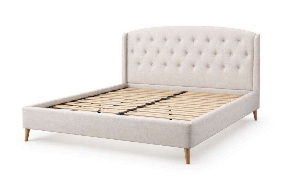Letto matrimoniale in tessuto beige con testiera trapuntata e gambe in legno-Nestelivo