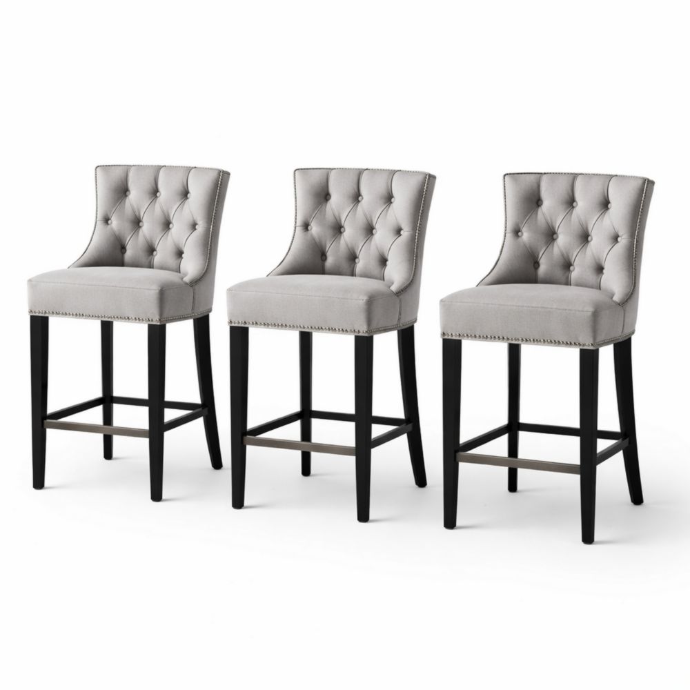 Set di tre sgabelli in tessuto grigio con gambe in legno-Aestivara