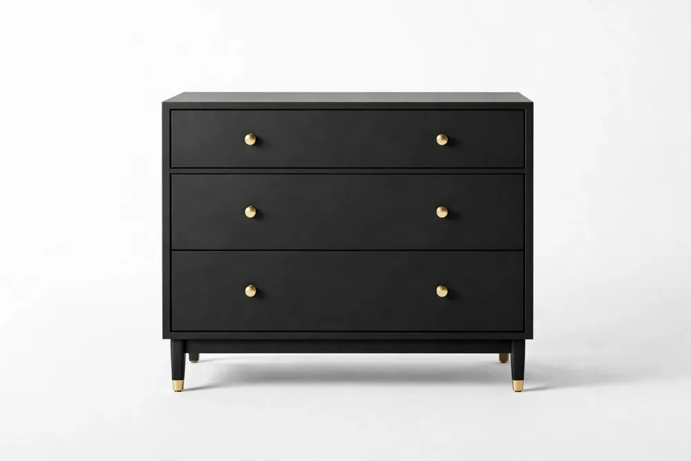 Commode en bois noir à trois tiroirs avec poignées en métal doré