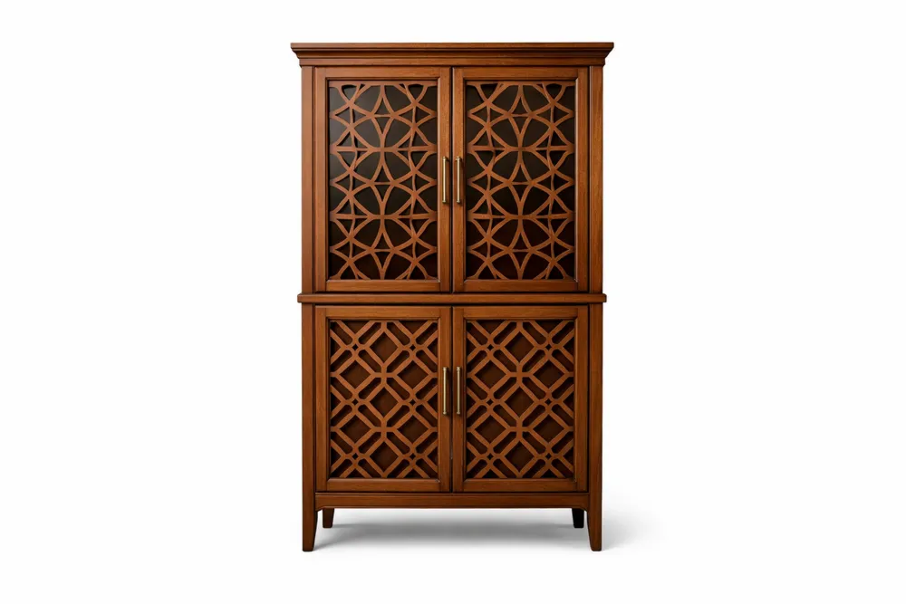 Armoire en bois massif avec portes sculptées