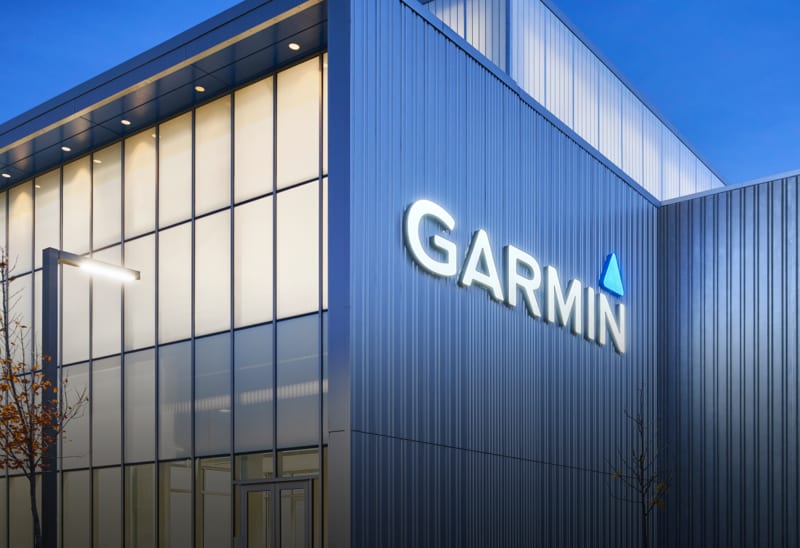 Obr&aacute;zek zobrazuj&iacute;c&iacute; exteri&eacute;r modern&iacute; budovy s logem Garmin na boku