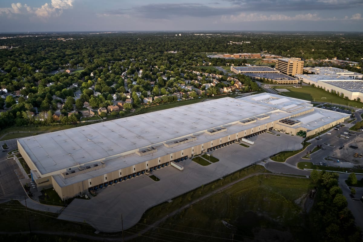 Obr&aacute;zek ukazuj&iacute;c&iacute; leteck&yacute; pohled na velk&eacute; zař&iacute;zen&iacute; Garmin