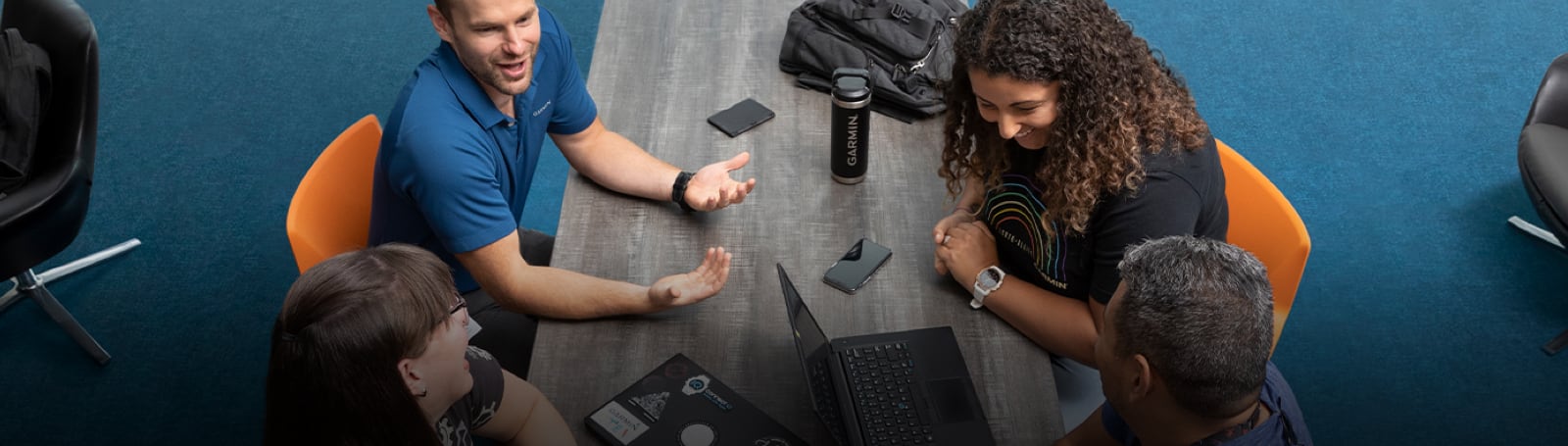 Žena a muž sed&iacute; u stolu a jsou ponořeni do rozhovoru