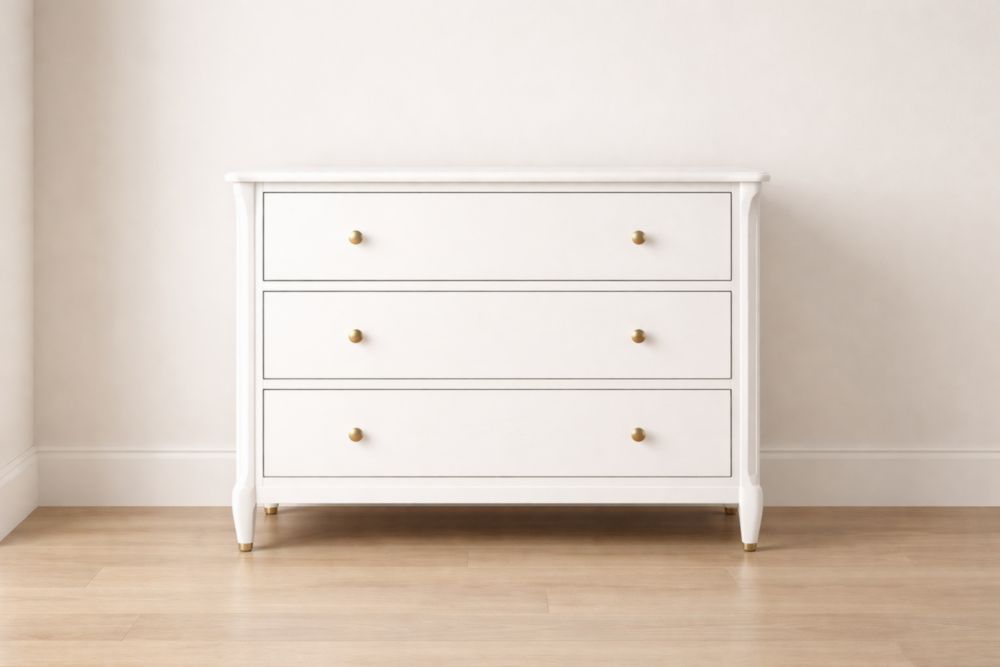 Cassettiera in Legno Bianco con Maniglie in Ottone