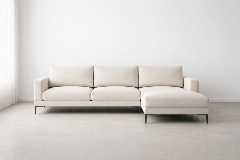 Divano angolare in tessuto beige con struttura in legno e metallo