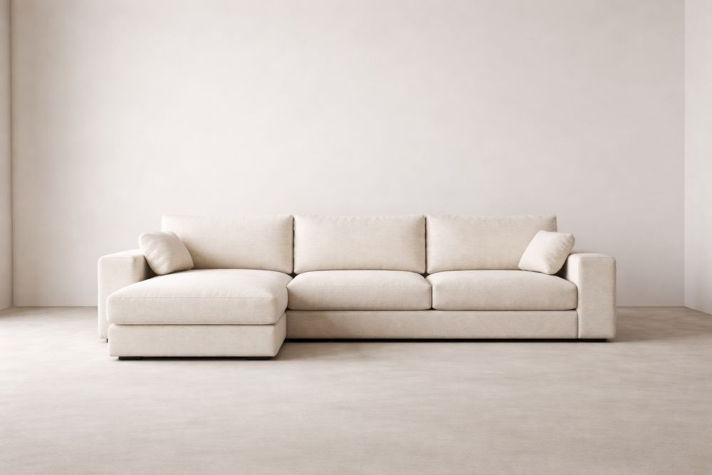 Divano angolare in tessuto beige con chaise longue e cuscini